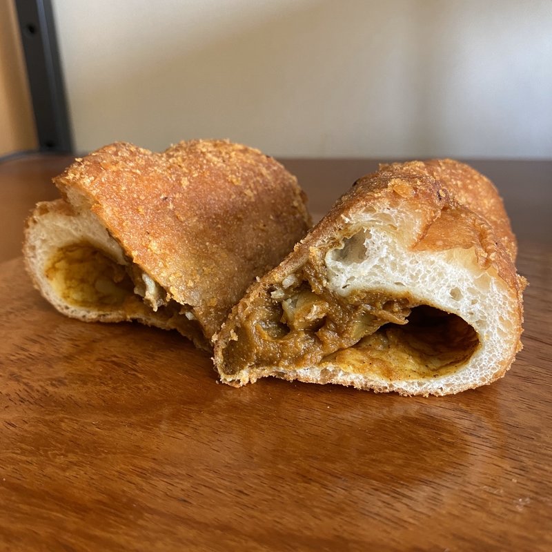 ごろごろ牛肉と玉葱の極みカレーパン(ヴィ・ド・フランス 松阪店 （VIE DE FRANCE）)