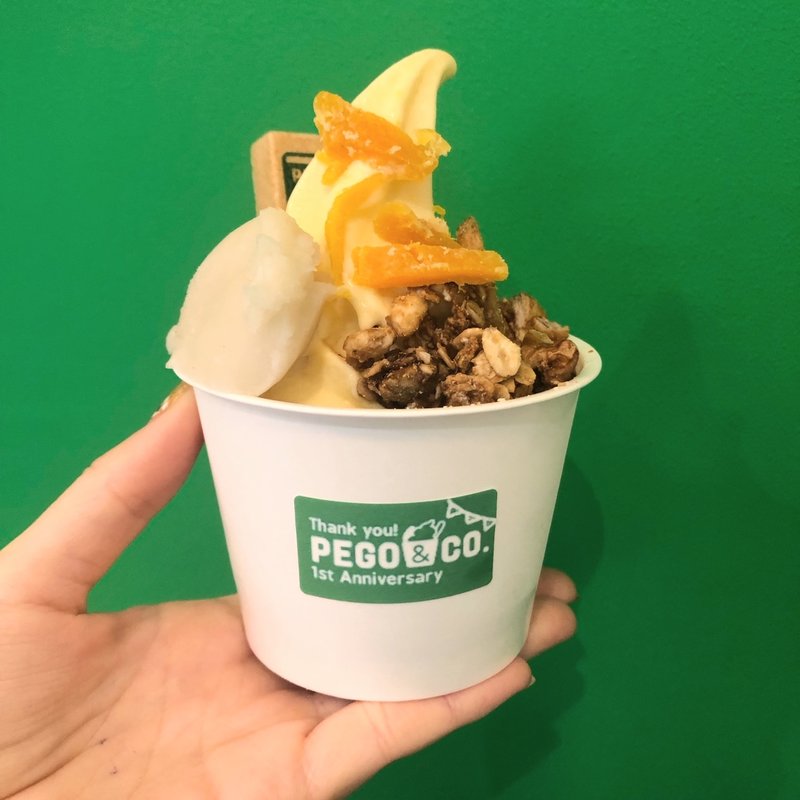 PEGOソフト（マンゴーレアチーズソフト×ココナッツあん×グラノーラ）(PEGO＆CO. 世田谷店（ペゴあんこ せたがやてん）)