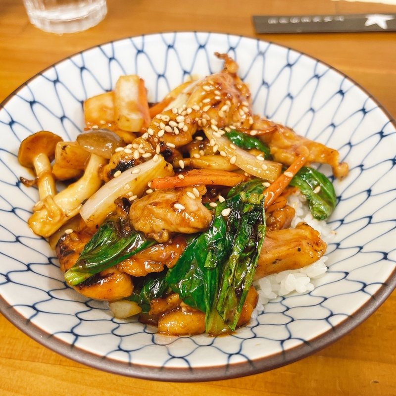 鶏モモ辛味噌焼肉丼(ラーメン専科 竹末食堂)