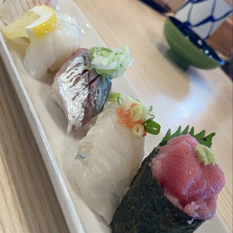 本日のおすすめ5貫盛(水産問屋の回転寿司 浜っ子 八日市場店)