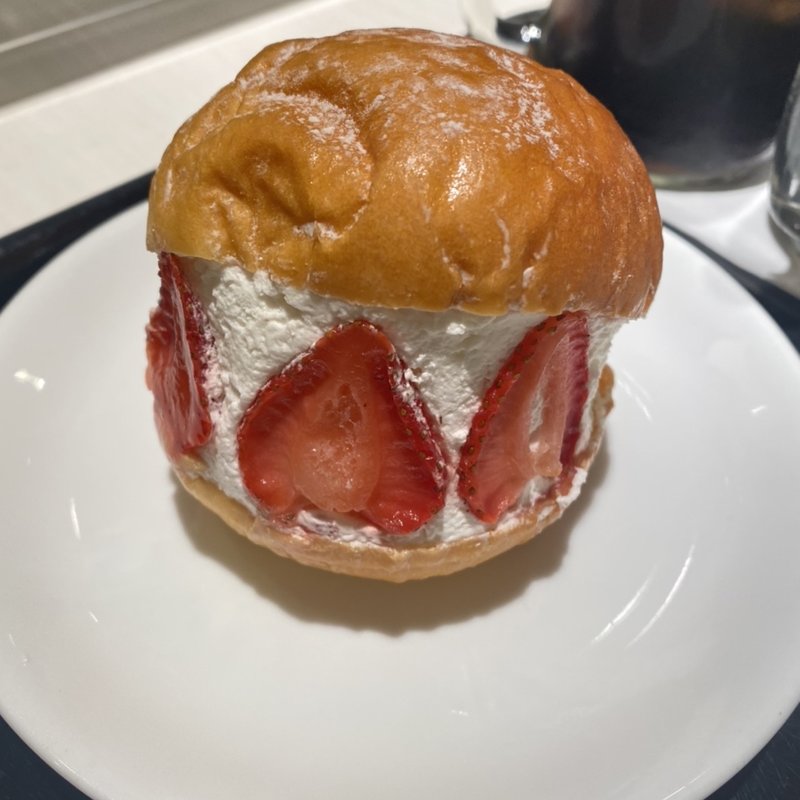 マリトッツォ(いちご)(BURN SIDE ST CAFE （バーンサイドストリートカフェ）)