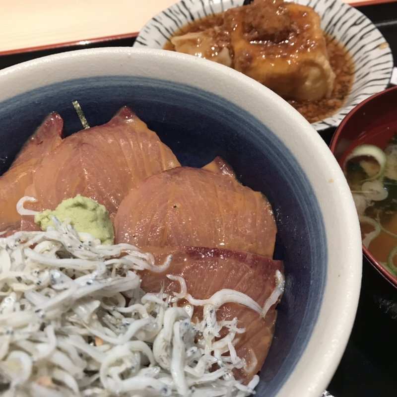 いなだと釜揚げしらすのごまだれ丼(tensui)