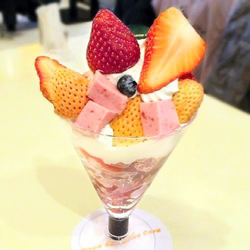 くろいちご&白いちご2種の苺パフェ(フォーシーズンズカフェ （FOUR SEASONS CAFE）)