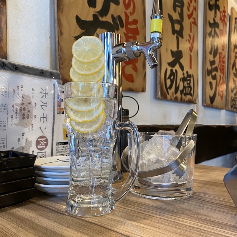 はみ出るレモンサワー(焼肉 浄心ホルモン 名古屋名物味噌とんちゃん屋)