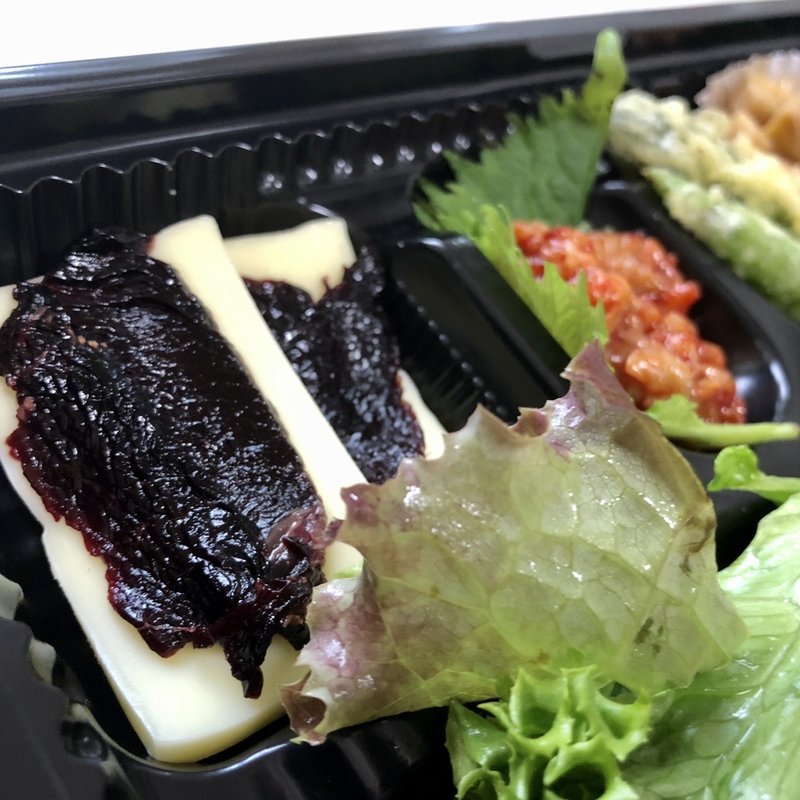 オードブル（鯨の燻製とチーズ）(和創居酒屋 辰家 （わそういざかや たつや）)