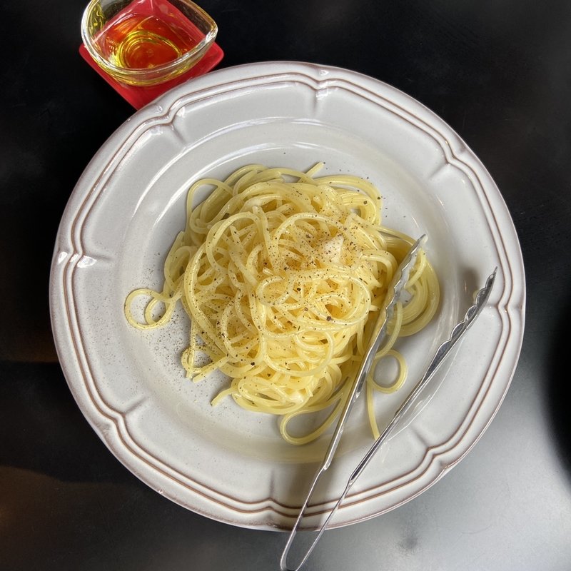 チーズの器で仕上げる　カーチョ•エ•ぺぺ　トリュフ風味(PePePe)