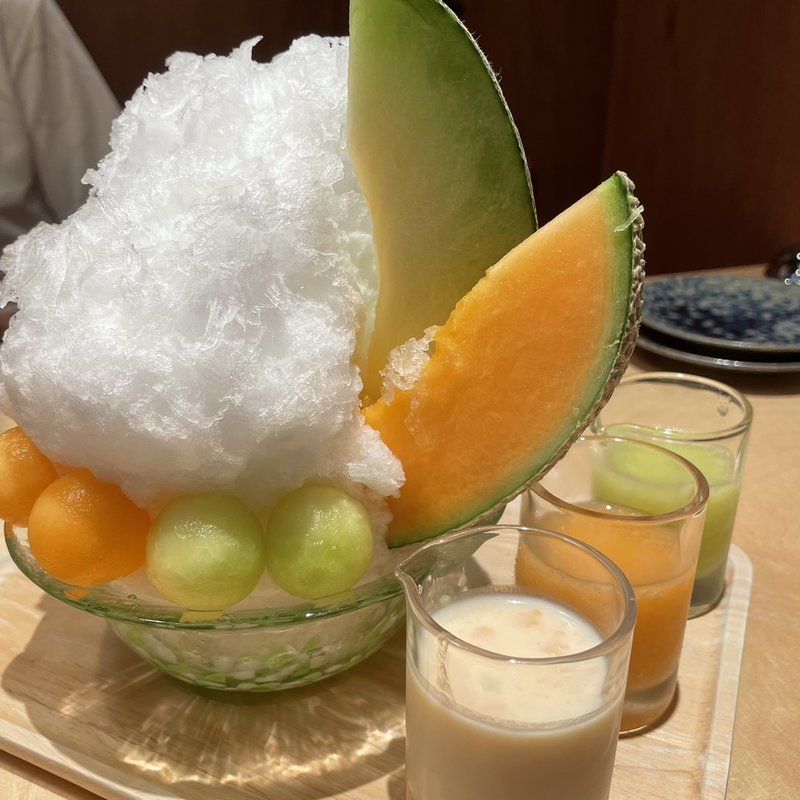 赤と青と白のメロン蜜かき氷(果房　メロンとロマン)