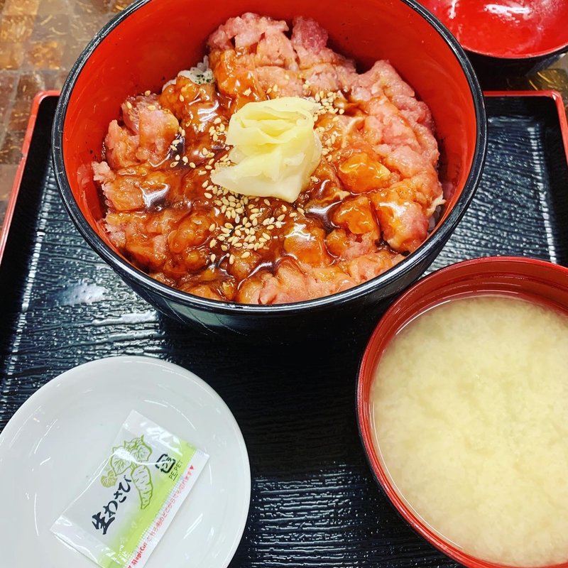 マグロの中落丼(魚水)