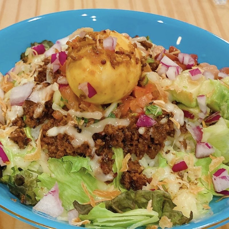 スパイシーキーマタコライス（トッピング:スパイシー半熟ゆで玉子、2種豆のスパイスピクルス 、アボカド）(Curry&Spice HANAKO)