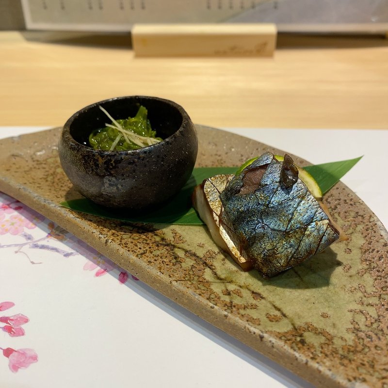 お通し(サバの塩焼き、めかぶ)(居酒屋 たろう)