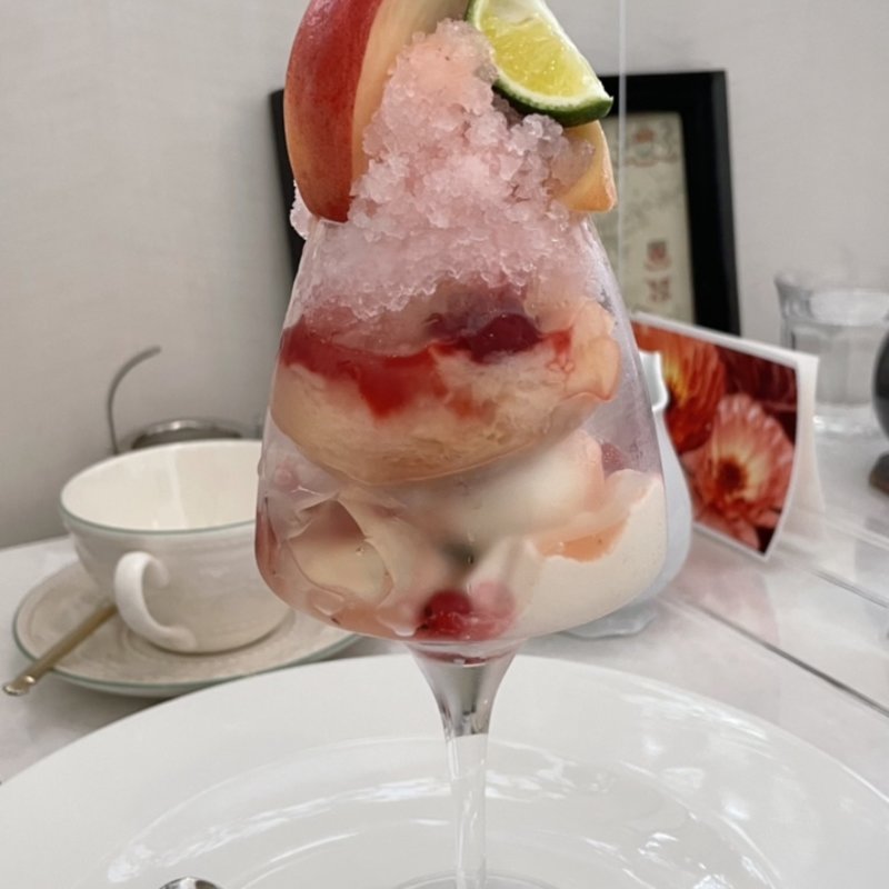 ピーチメルバのパフェ(サロン・ド・テ プレジール)