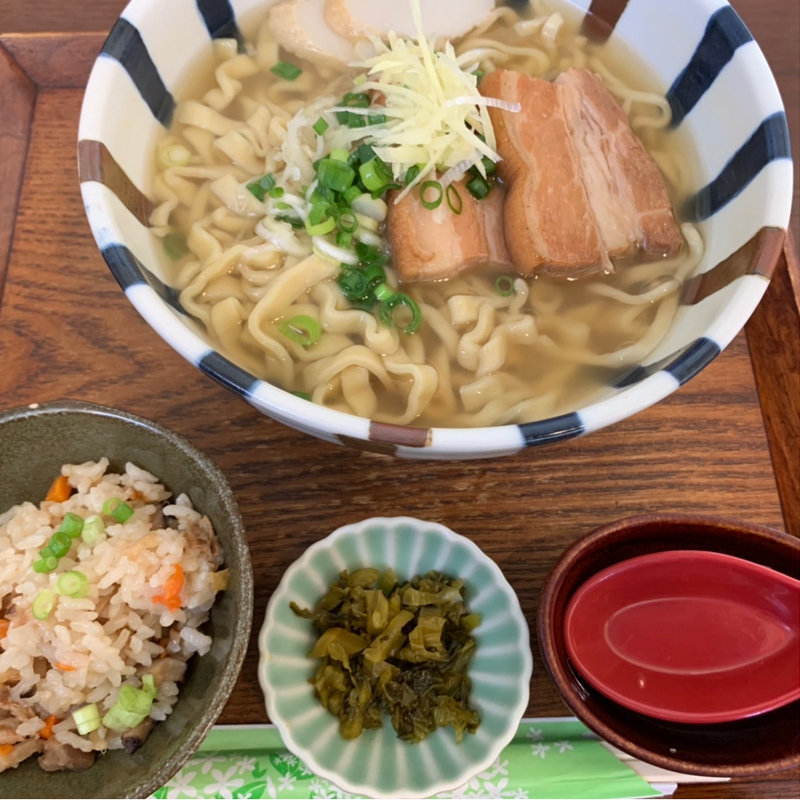 三枚肉と軟骨ソーキを使いながらもあっさりな『島そば』(3丁目の島そば屋 )