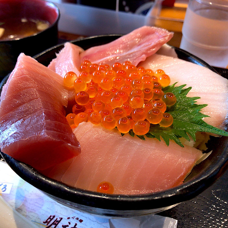 いくらまぐろ丼(上)(まぐろ屋 明神丸)