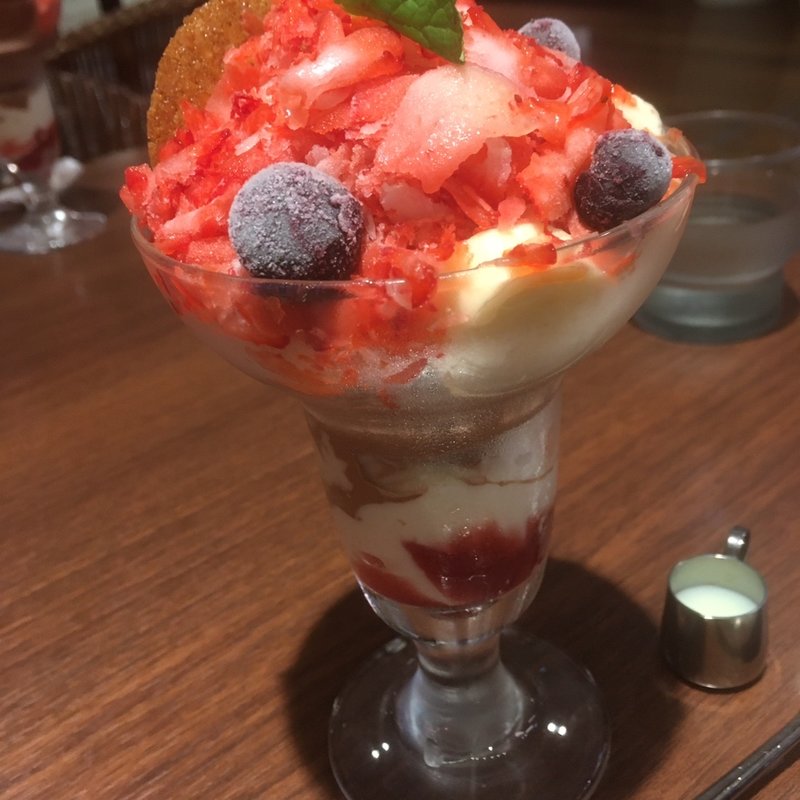 けずり苺パフェ(星乃珈琲店 福岡ソラリア店)