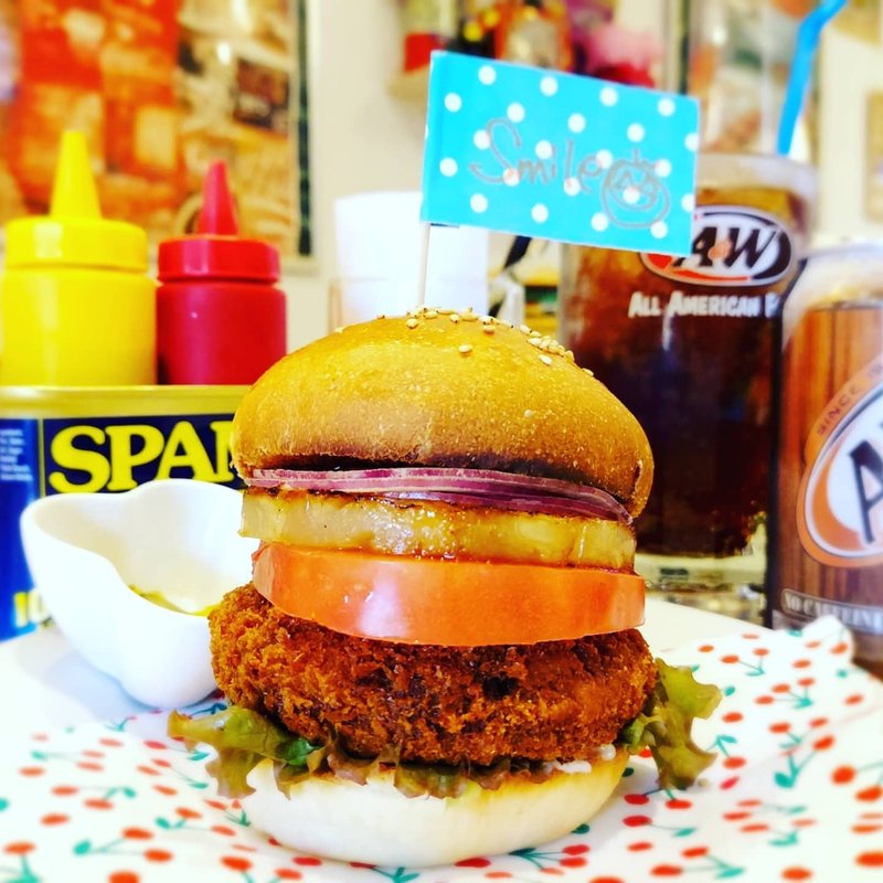 メンチカツカレーバーガー＋トマト＋パイナップル(13Diner)