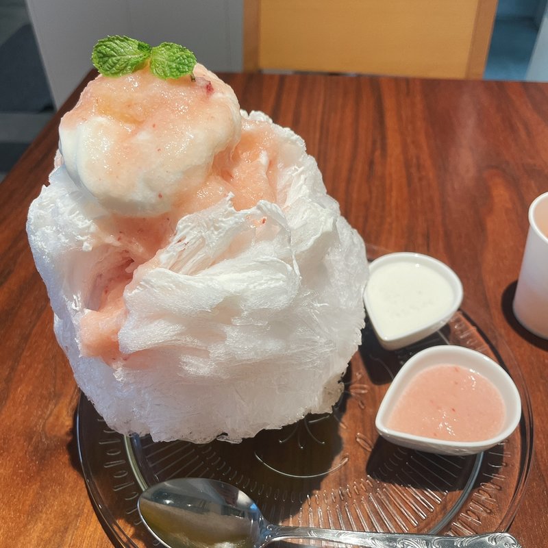 もも生クリーム(天然氷のかき氷とパンケーキ むろの小町)