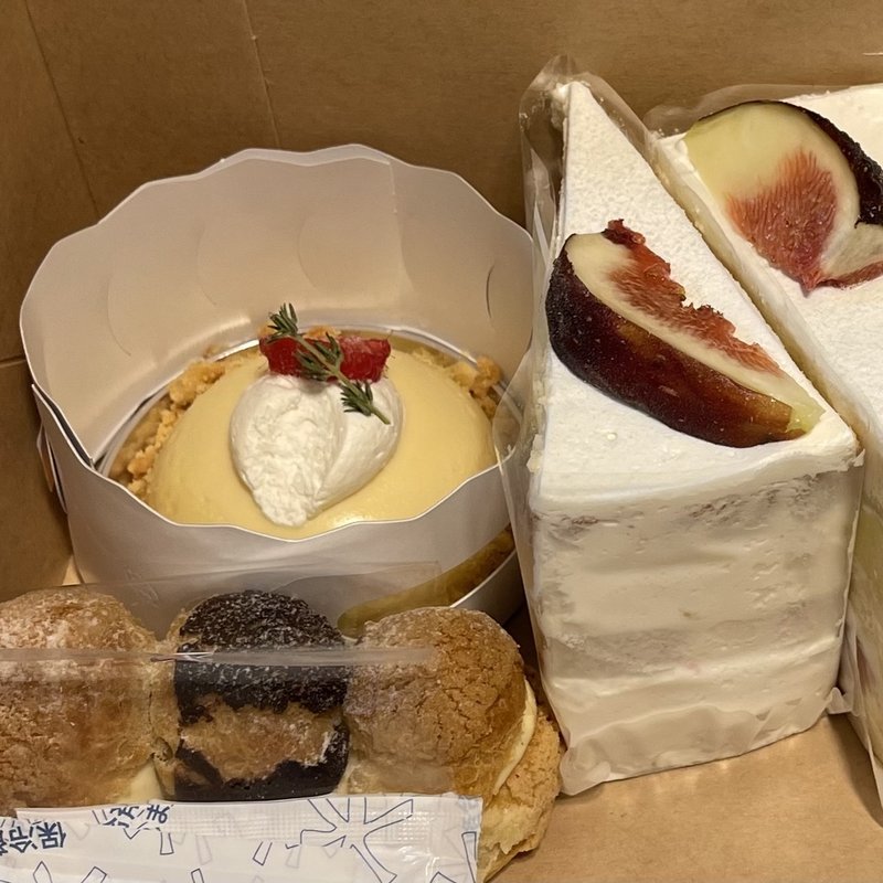 チーズケーキ、いちじくのショートケーキ、コーヒーとレモンのエクレア(Fukushima Suger)