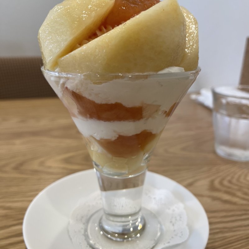 桃パフェ(パーラーシシド)