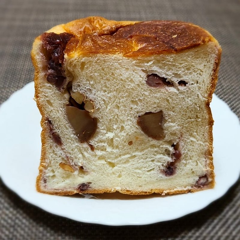 栗とくるみと粒あんと…(石窯ぱん くりや)