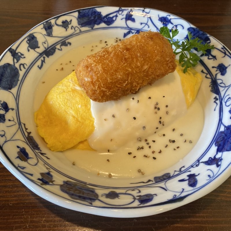 クリームソースオムライス　カニクリームコロッケのせ(喫茶とベーグルのお店　ネコタ)