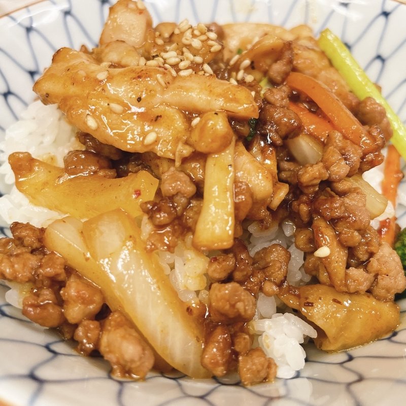 鶏モモと牛豚合い挽き肉の辛味噌焼肉丼(ラーメン専科 竹末食堂)