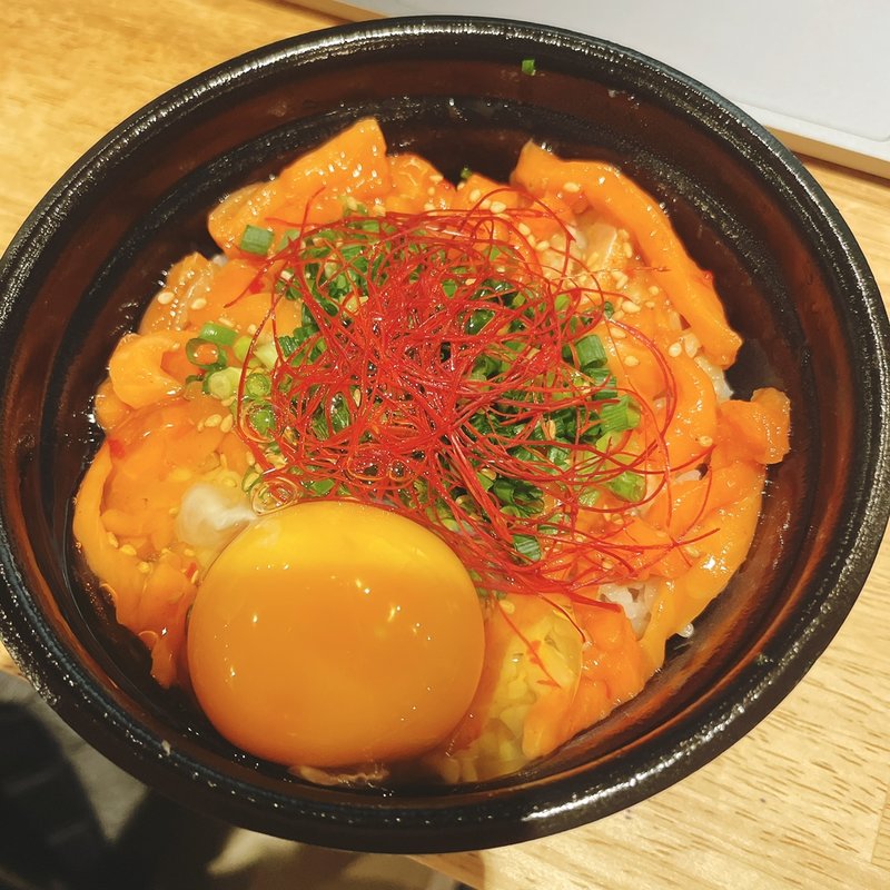 サーモンユッケ丼(とろサーモン丼専門店サーモンキングダム)