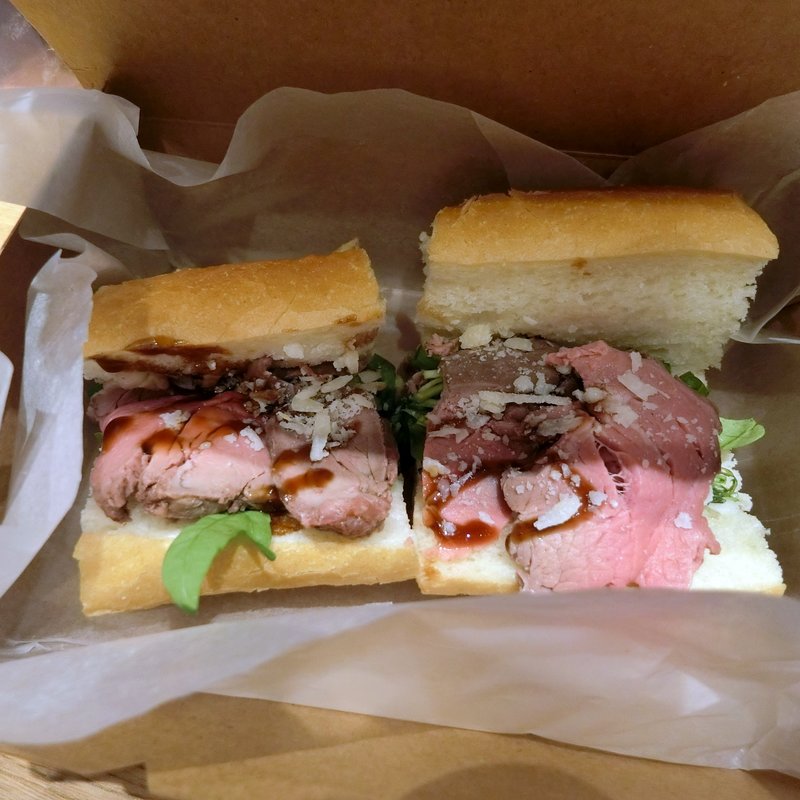 牛フィレ肉のローストとパルミジャーノチーズのバゲットサンド　バルサミコソース(イー・エー・グラン 西武池袋店)