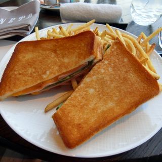ハムチーズのサンドウィッチ(ピニェート)