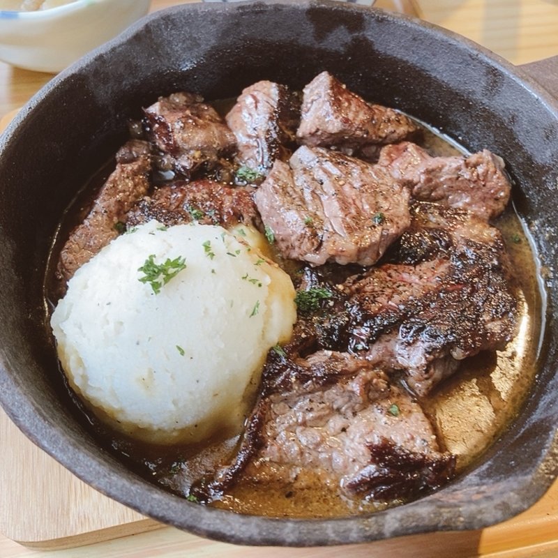 サービスステーキ定食(肉のとみや毘沙門総本店)