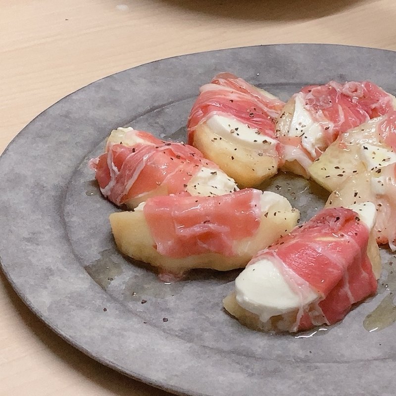 桃に巻いて食べる生ハム(肉のとみや毘沙門総本店)