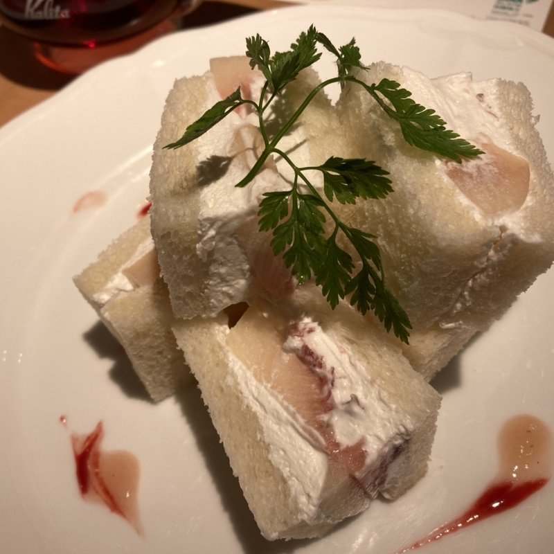 桃のサンドイッチハーフ、ドリンク付き(京橋千疋屋 東京駅一番街店)