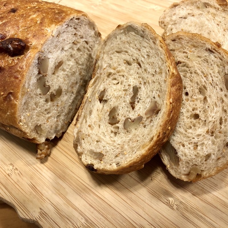 いちじくくるみレーズン生食パン1本(パン以上、ケーキ未満。経堂農大通ベッカリー)