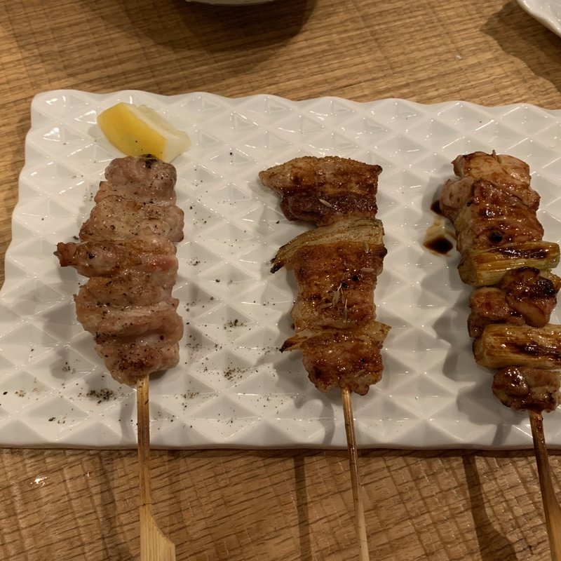 せせり(塩),ハーブ三元豚バラ,ねぎま(タレ)(KOBE YAKITORI STAND 野乃鳥)