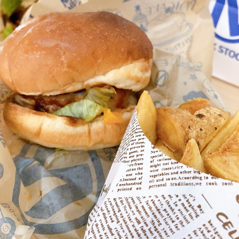 チーズバーガーとポテトセット（デリバリー）(肉が旨いカフェ NICKSTOCK 広島駅前)