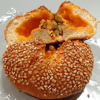 チェダーチーズとピクルスのハンバーガー風(キィニョン エキュート立川店)