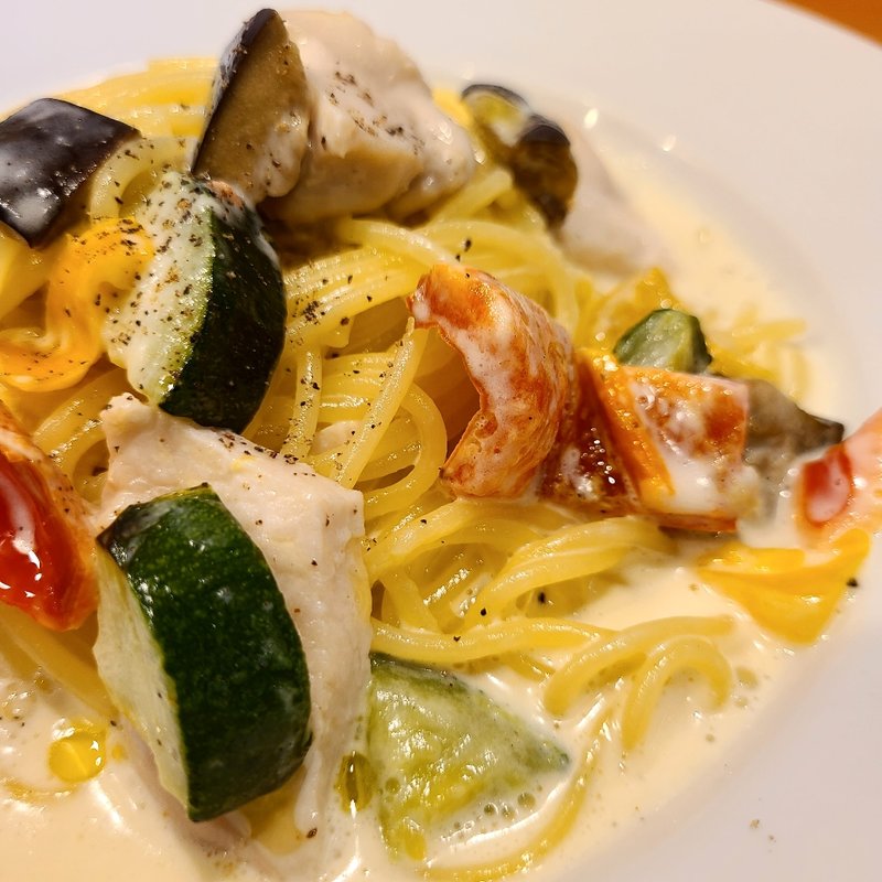 蒸し鶏と彩り野菜のクリームソースパスタ(めがね食堂)
