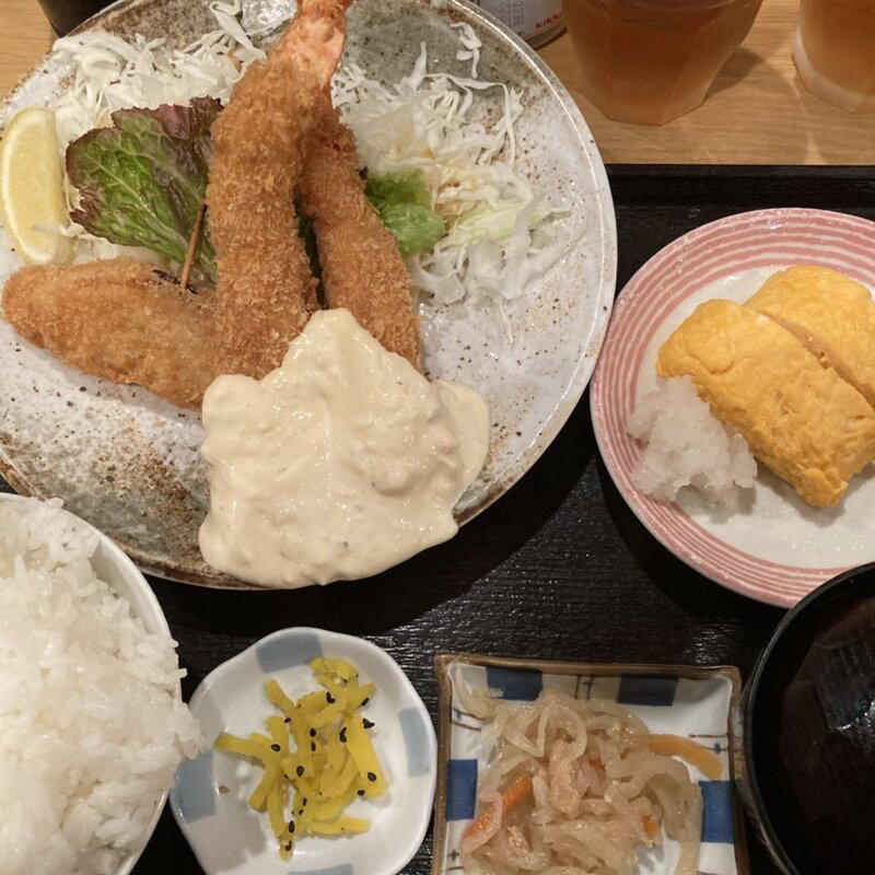 大エビフライとだし巻きの定食(普通の食堂いわま)