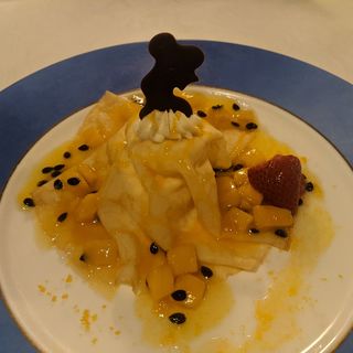 パッションフルーツムースとマスカルポーネクリームのクレープ(ブルーバイユー・レストラン(ディズニーランド))