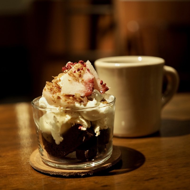 桃のティラミスパフェ(VOURKE)