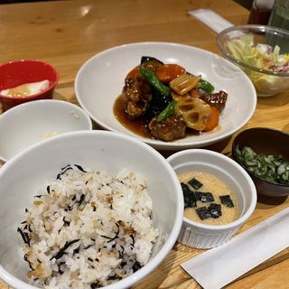 根菜と豚肉の黒酢定食(おぼんdeごはん ルミネ北千住店)