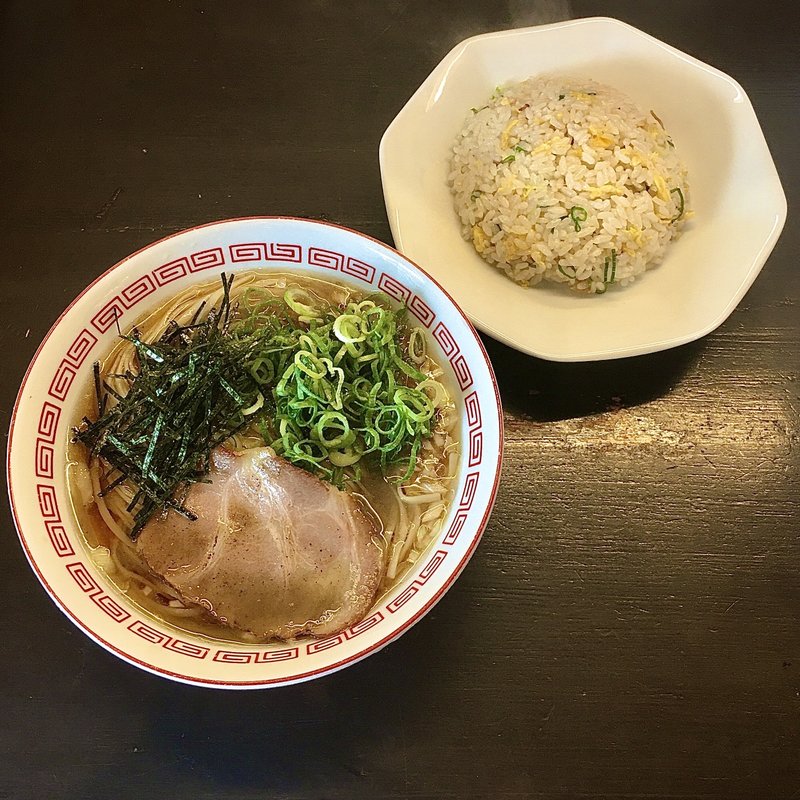 あご出汁ラーメンのころ＆半チャーハン(博多とんこつ 豚の足跡)