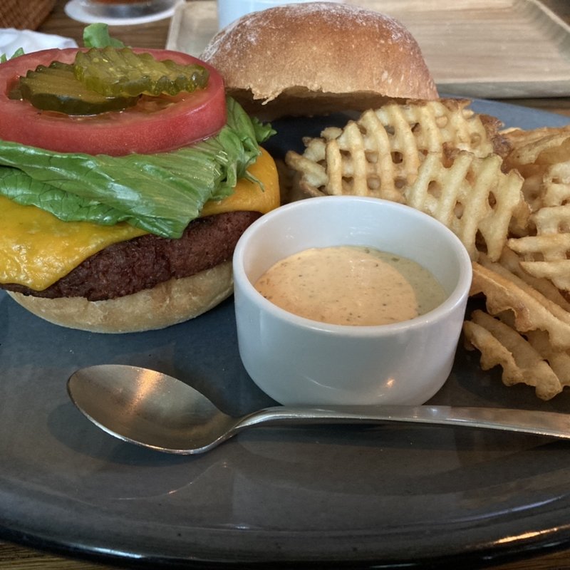 プラントベースチェダーチーズバーガー(IVY PLACE)