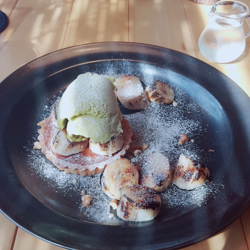 キャラメルバナナのタルトとピスタチオのアイス(L'atelier NOSTALGIE（ラトリエ ノスタルジー）)