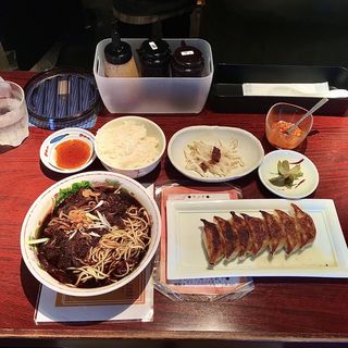 牛肉湯麺と餃子セット(天一 （てんいち）)