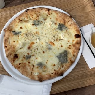 4種チーズのピザ