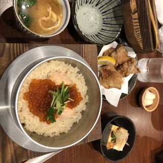 鮭とイクラの釜飯(ADO)