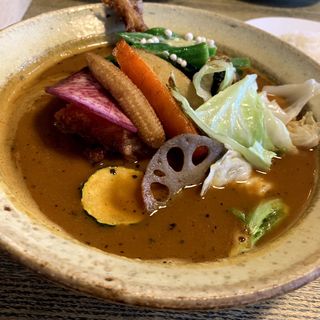 皮がパリッとしたチキンのカレー(スープカレー ポニピリカ 下北沢店)