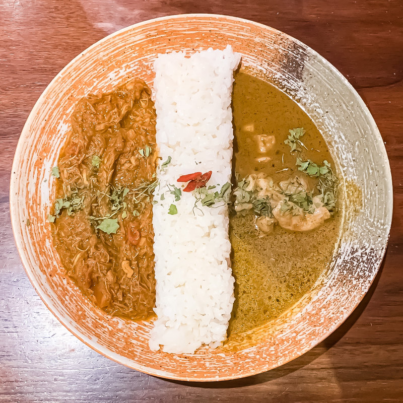2種の合いがけ薬膳カレー(麻布十番 薬膳カレー 新海 虎ノ門店)