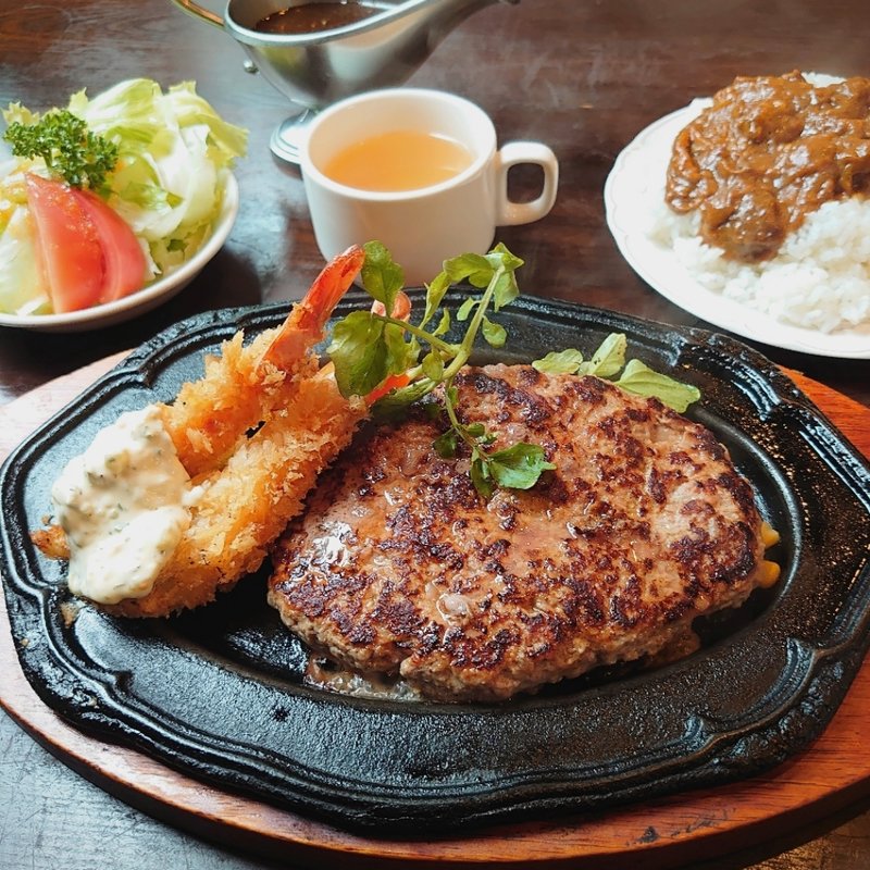 日替わりハンバーグステーキ(木曜日)300g＋ライス大盛り＋カレーがけ(ウエストウッド （WEST WOOD）)
