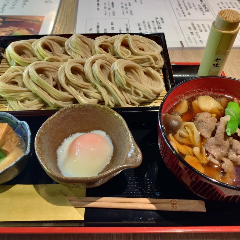 牛しゃぶと木の子のつけへぎそば〜温泉卵添え〜(カドナシヤ)